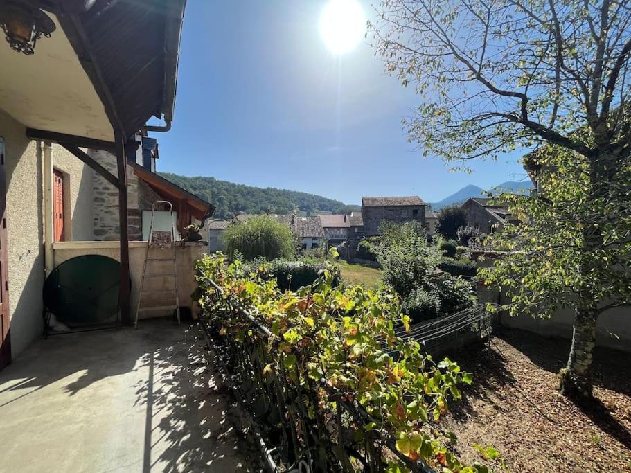 La Petite Ourse Maison De Village A Oust Экстерьер фото