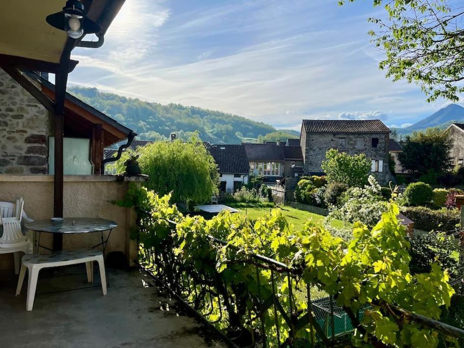 La Petite Ourse Maison De Village A Oust Экстерьер фото